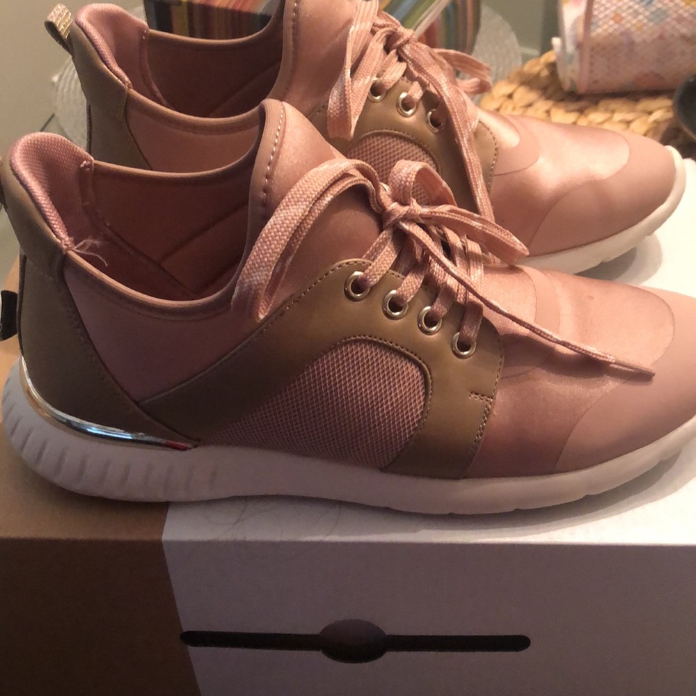 Light pink runners for woman